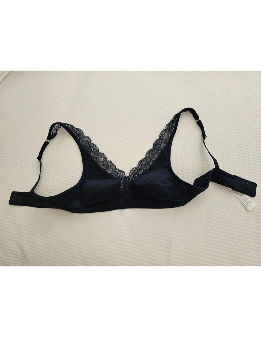 Hanro Switzerland,  Pima Cotton Lace-Trim Soft Cup Bra. NWOT US 32A